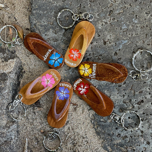 da Hawaiian Store Llavero de sandalia de madera con flor pintada a mano (elegir color)