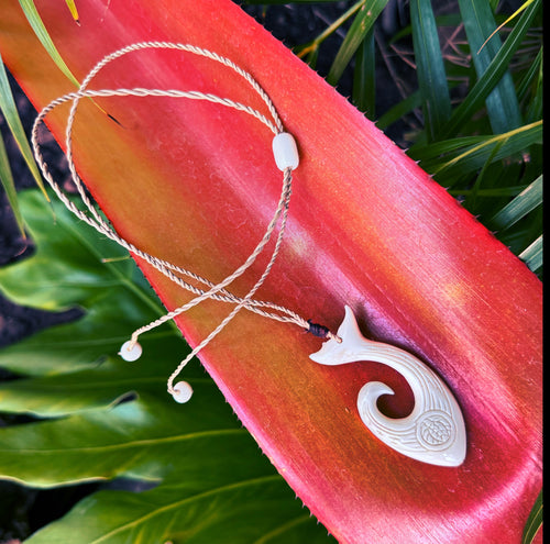 Hawaiian Store Collar de anzuelo tallado a mano con cola de ballena y diseño Honu (tortuga)