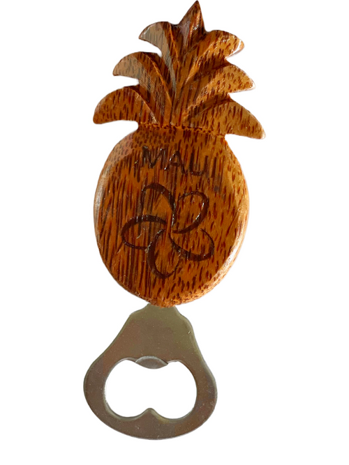 Abridor de botellas de madera de piña Maui con diseño de Plumeria e imán