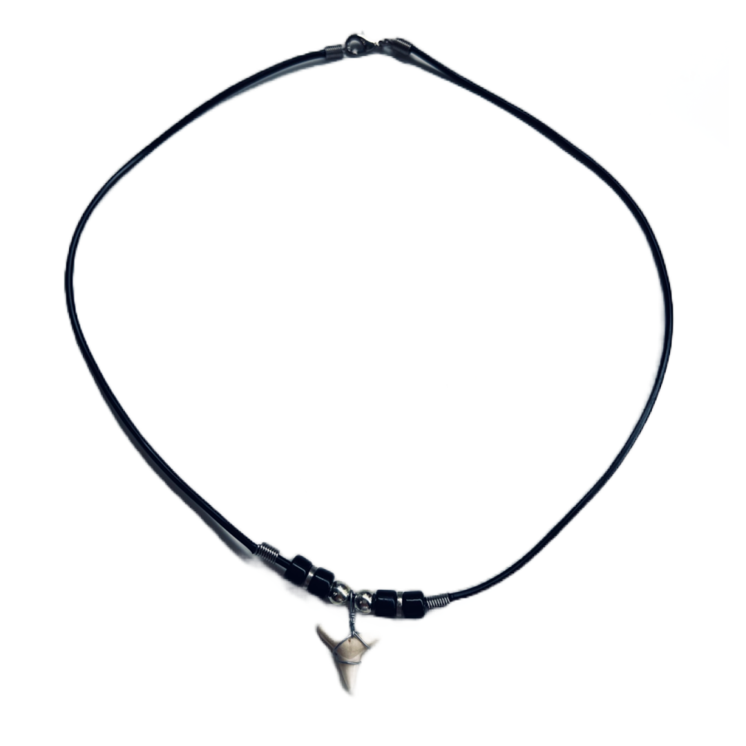 Single Necklace Shark Tooth Black Gold – Mina De Mar